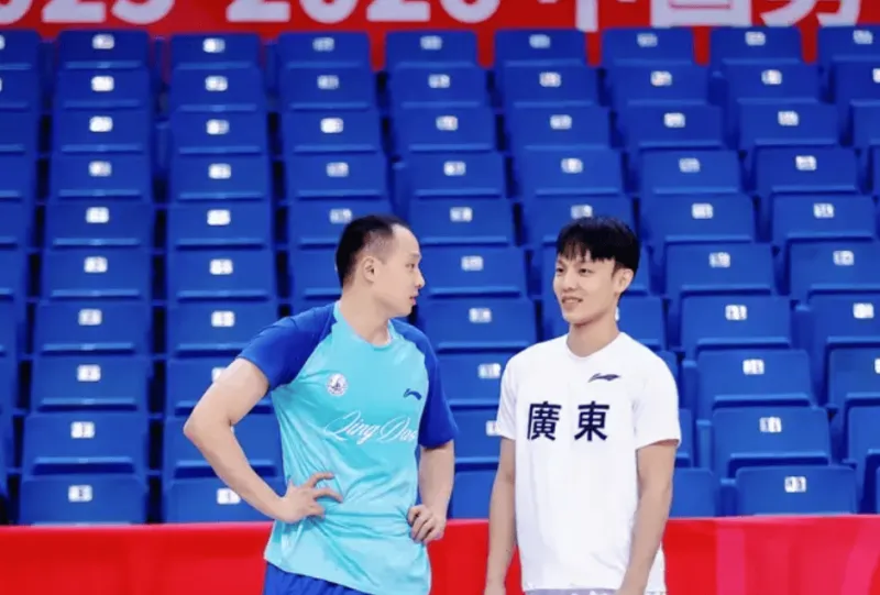 上半场徐杰4中2得到5分3助攻，胡明轩罚球2中2得到2分2助攻